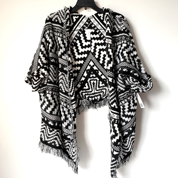 𝅺PLUSH Apparel Black White Fringe Boho Sweater Cardigan Wrap OS NEW - Picture 1 of 8
